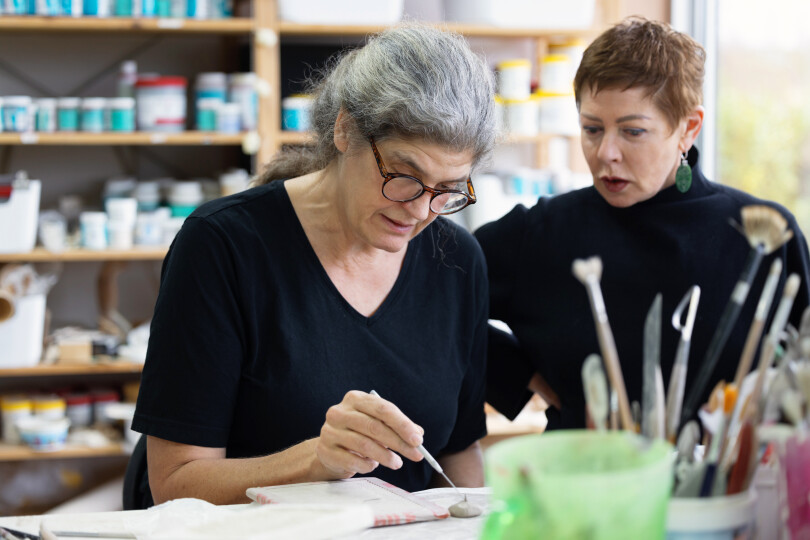 Carolein Smit dans son atelier dans la campagne du Limbourg belge avec la galerie Michèle Hayem, qui la représente pour la France.